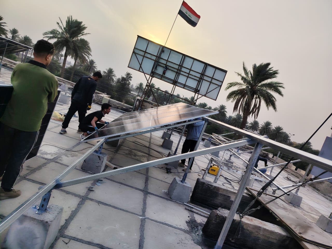 فريق العمل أثناء وضع الألواح على الحوامل.