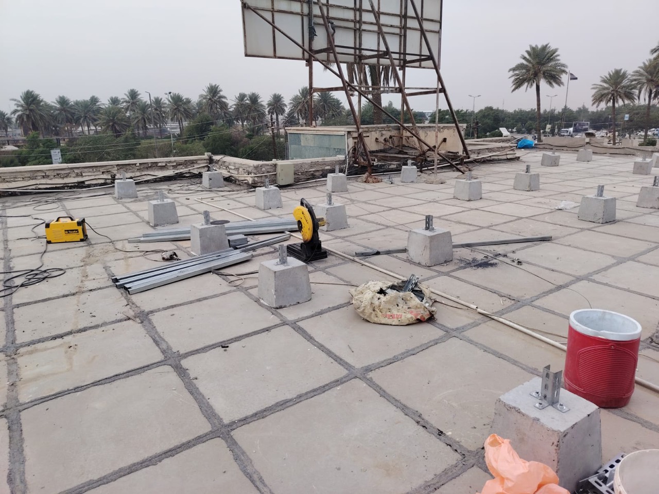 القواعد ومواد الهياكل وأدوات العمل في الموقع.